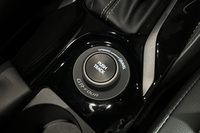 電子制御多板クラッチを用いたアクティブトルクスプリット4WDシステムを搭載。「NORMAL」「GRAVEL」「TRACK」の3種類から制御モードを選択できる。