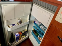 冷蔵庫は容量90リッターでかなり使い勝手よし。単身者用ワンルームマンションレベル！