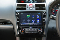 色が「ハイグロスブラック」に変更されたセンタークラスターの装飾パネル。ディーラーオプションのナビゲーションシステムも、最新のものに刷新された。