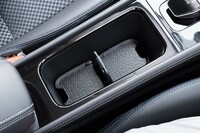 浅いカップなどを入れるときは中仕切りの操作によってカップホルダーの底上げが可能。