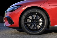 「ブリヂストン・レグノGR-XIII」は、2024年2月に発売されたばかりのプレミアムタイヤの新製品。乗り心地や静粛性、操縦安定性、ウェットグリップ性能……と、従来モデルより全方位的に進化を遂げた製品となっている。