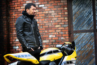 バイクを前に「インターカラーはずるいよ！」と語る桐島ローランド氏。同年代の熱心なファンのご多分にもれず、彼もこの年代のGPレーサーには、思い入れがあるのだ。