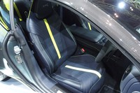 シートはセンターにイメージカラーであるライムグリーンのストライプが入れられた専用品を装備する。