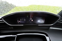 プジョーが「ヘッドアップインストゥルメントパネル」と呼ぶメーターパネル。