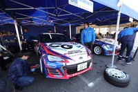 86/BRZ Raceシリーズでは各チームとも、例外なく、テントの下でマシンのメンテナンス作業を行う。