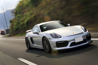 高速走行の負荷に耐えられる強靭（きょうじん）さも、高性能タイヤに求められる重要な要素。「スポーツコンタクト6」は、キャッププライにアラミドとナイロンをより合わせた合成繊維を採用。350km/hの高速走行時にも、遠心力によるタイヤの膨張を抑え、高いコントロール性を実現している。