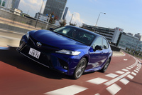 スポーティーグレードらしくライントレース性を重視しながら、いっぽうで、カーペットライドと称される乗り心地はそのままキープ。独特の走りを見せる。