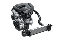 2.5リッター直4ターボエンジン「スカイアクティブ-G 2.5T」は最高出力230ps、最大トルク420Nmを発生する。
