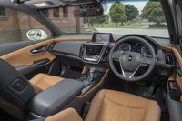 特別仕様車、S“Elegance Style”のインテリア。「こがね」と名付けられたキャメルカラーが華やかな室内空間を演出する。