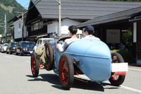 日曜日の朝に行われたパレードランに臨む1929年型「サルムソンGS8」。スタート前に、スターターモーターにちょっとしたトラブルが発生したが、無事解決して走り出したようだ。