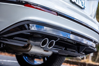 「Rライン ブラックスタイル」のリアバンパー。ストリップ部分に加え、最下部もブラック色に変更されている。