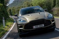 足まわりではエアサスペンションの改良に加え、48VのeARC（電子制御式アンチロールコントロール）についても制御を最適化。ボディーコントロール性と操舵フィールの改善、運動性能の向上を図っている。