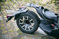 リアタイヤは片持ち式のスイングアームで支持。「ラリーエディション」では、ホイールトラベルは前が162mm、後ろが175mm、ロードクリアランスは112mmと、いずれも他の2グレードより大きく取られている。