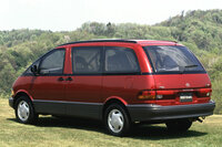 当時の日本では珍しい3ナンバーサイズのミニバンだったが、販売面ではそれがネックになることも。後に5ナンバーの廉価モデル「エスティマエミーナ／ルシーダ」も販売された。