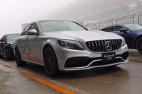 
	“最強の「Cクラス」”とアピールされる「AMG C63 S」。標準的なCクラスよりもワイドなフロントフェンダーが装着され、フロントのトレッドも拡大されている。
	