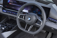今回の試乗車「Mスポーツ」はステアリングホイールがレザー巻きなのに対し、同じ「523d xDrive」でも「エクスクルーシブ」グレードの場合はビーガンレザーの「ヴェガンザ」巻きとなる。