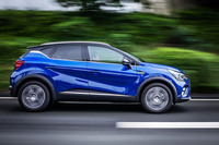 「キャプチャーE-TECHハイブリッド」のWLTCモード燃費値は22.8km/リッター。今回のテストドライブでは高速道路や山岳路を計489.2km走行し、満タン法で17.7km/リッターの燃費値を記録した。