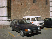 「アルファ・ロメオ・アルナ」（手前）。イタリア赤十字仕様である。2003年11月撮影。