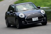70mm長いホイールベースや、それによる前後重量配分の変化などもあり、「MINI 5ドア」は「3ドア」よりマイルドな乗り心地とコーナリング特性を備えている。