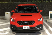 「WRX S4」のエンジンは2.4リッター水平対向4気筒直噴ターボ「DIT」で、最高出力275PS/5600rpm、最大トルク350N・m/ 2000-4800rpmを発生。8段マニュアルモード付き「スバルパフォーマンストランスミッション」（CVT）が組み合わされる。