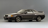 1989年「スカイラインGT-R」（BNR32）。4輪マルチリンク式サスペンションに電子制御4輪操舵の「スーパーHICAS」、2.6リッター直6 DOHC 24バルブ ツインターボエンジン、電子制御トルクスプリット4WDなどハイテク仕込みの最先端メカを詰め込んだ、901運動の集大成ともいえるスーパーマシン。