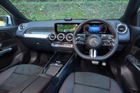 インテリアでは、ステアリングホイールをメルセデス・ベンツの最新世代のものにアップデート。センターコンソールも、タッチパッドを廃止してすっきりとしたデザインに変更した。