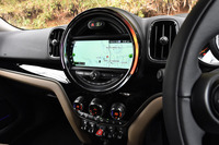 セットオプションの「PEPPERパッケージ」に含まれる「エキサイトメント・パッケージ」が作動しているところ。センターディスプレイの周りのLEDが、エンジンの回転数などに応じて色を変化させる。