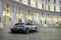 テールランプは、フェラーリの特徴ともいえる丸形ではなく、薄型の立体的な形状が採用された。