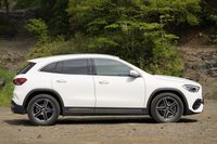 スタイリッシュさも悪路走破性能もアップ　新型「メルセデス・ベンツGLA」登場の画像