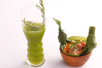 天然鯉（こい）を古式天日甕（かめ）醸造の黒玄米酢と天然クレソンでマリネに。笹（ささ）の葉を器にした香りの良い一品。爽やかなきゅうりのモヒートとの相性もぴったり。