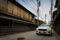 PHEVの「ボルボXC60 T8」の走行モードは「Hybrid」モードのほか、電動モーターのみで駆動する「Pure」モード、エンジンとモーターを最大限に活用する「Power」モード、、好みの設定ができる「Individual」モードが選べる。