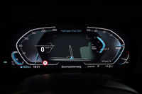 「iX5ハイドロジェン」のメーターパネル。満タンからの航続可能距離は約500kmとされている。