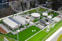 印グジャラート州バナスカンタ県に位置する、バイオガスプラントのミニチュア模型。地元の乳業組合から供給される牛フンをもとに、圧縮バイオメタンガス（CBG）と有機肥料を生成している。