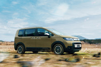 前後フェンダーにホイールアーチプロテクターを装着する「クロスター」。従来型よりもアウトドアテイストのキャラクターが、しっかりと打ち立てられている。全幅が「エアー」よりも25mm拡大され、3ナンバー車となったのも新しいクロスターの特徴だ。