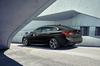 「640i xDriveグランツーリスモ Mスポーツ デビューエディション」のリアビュー。ボディーカラーは専用色の「ソフィスグレー」が採用される。
