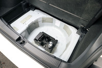 荷室床面には、フルサイズのスペアタイヤが入るスペースが用意されている。日本仕様ではスペアタイヤが装備されず、パンク修理キットが搭載される。