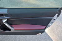 ドアトリムにもボルドーがあしらわれる。