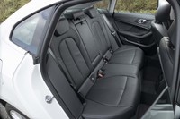 リアシートはご覧の通り。「クーペ」を名乗るものの、大人が乗り込んでも不足のない後席空間が確保されている。