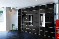 USMハラーの収納システムは、クロームメッキのスチールチューブと真ちゅう製のボールコネクターで構成するフレームを基本構造として、さまざまなサイズやカラーのパーツを組み合わせる。したがって色や形状などを自身の好みに合わせてデザインすることができる。