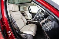 仕立てがよく質感に優れた、オプション価格34万円のウイングドヘッドレスト付き20ウェイ電動フロントシート。固定式のパノラミックルーフもオプションで、こちらの価格は27万7000円。