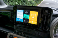 オプションで用意されるスマートフォン連携メモリーナビゲーションは、視認性・操作性ともに良好。この装備を選択すると、自車周辺の映像を3Dビューで表示する全方位モニターもセットで装着される。