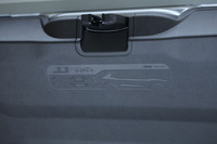 リアゲートのインナーパネルに入れられた“隠れキャラ”。ウィンドウのすみやバンパーグリル、ダッシュボードなどにも隠れキャラが潜んでいる。こうした遊び心も、ジープブランドの各車に共通する伝統だ。