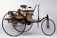 カール・ベンツが製作した“世界初のガソリン自動車”こと「パテント・モートルヴァーゲン」も、操舵機構が簡易な三輪車だった。