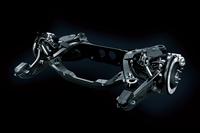 現行型「RX」のリアサスペンション。写真のとおり太いトレーリングアームが付いている。この構造だと、車体とアームの取り付け点を軸に、スイングするようにタイヤが動く。