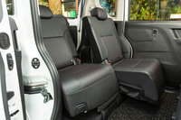 奥のシートを一番前に、手前のシートを一番後ろにしてみる。さらに背もたれの角度も変えられる。