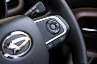 アダプティブクルーズコントロールは「セオリー」「ストライプス」問わず「Gターボ」に標準で、「G」にオプションで用意。0km/h（＝停車）まで機能する全車速対応型で、停車後も約3分にわたりブレーキを保持し続ける、停車保持機能が備わっている。