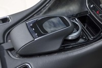 インフォテインメントシステムの操作部はタッチコントローラーとダイヤルを組み合わせたもの。台座の下にCFRP製パーツが見えている。