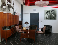 フェルッチョ・ランボルギーニ博物館内に再現されたフェルッチョの執務室。壁には2番目の妻アンニータとの写真が。