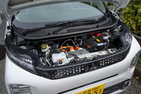 「三菱eKクロスEV」および姉妹車「日産サクラ」の195N・mという最大トルクは、最新のライバルと比べても強力なもの。EVゆえの重い車重をものともせず、力強い加速を見せる。