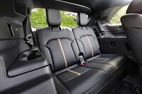 3列目シートは身長167cmのwebCG堀田が乗った場合、頭上にこぶしひとつ分（ただし横向き）のゆとりがある。足はやや体育座りとなるが、2列目席と空間をシェアすれば、そこそこ快適といえる。